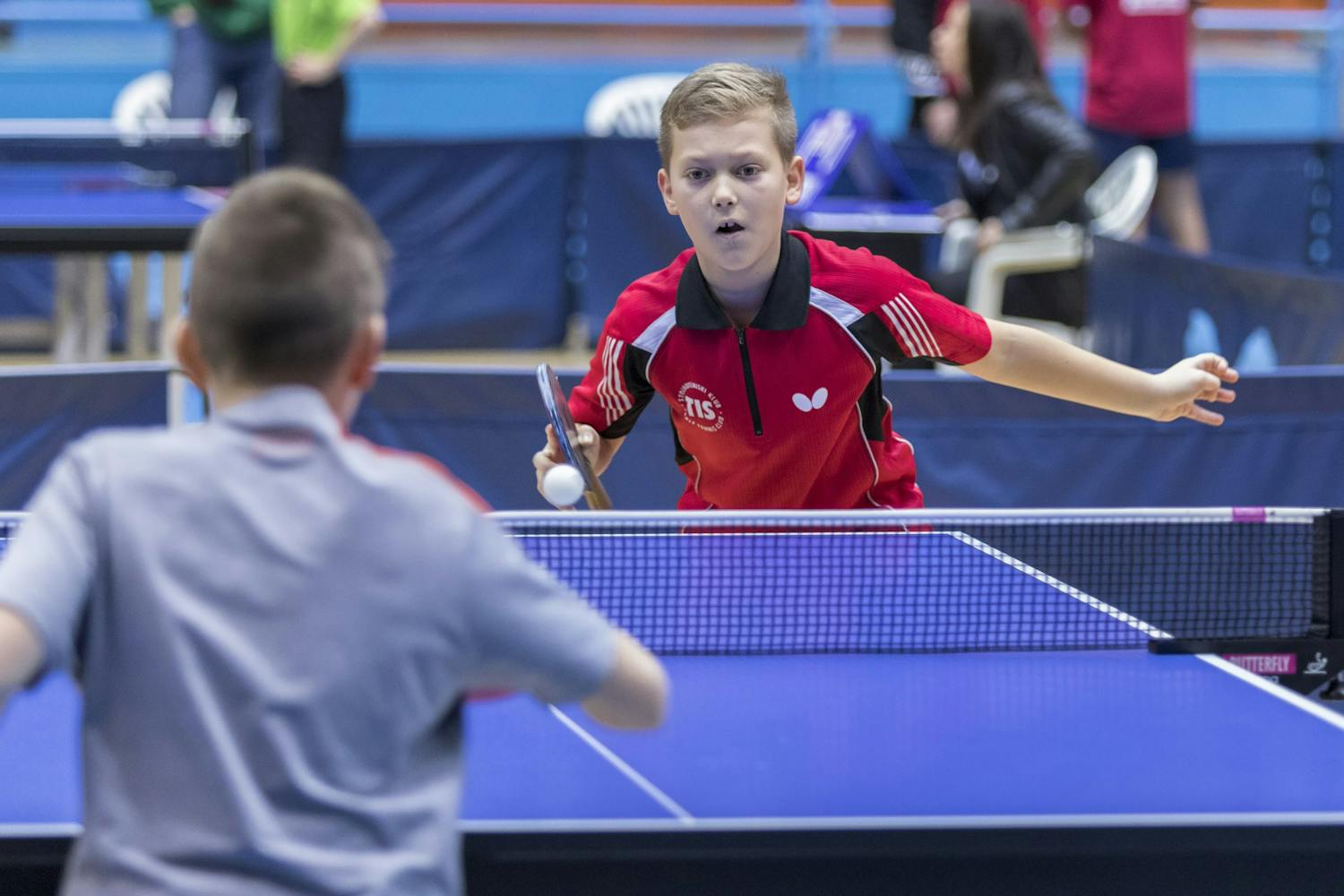 shutterstock 763737790 Pojat pelaavat pöytätennistä.